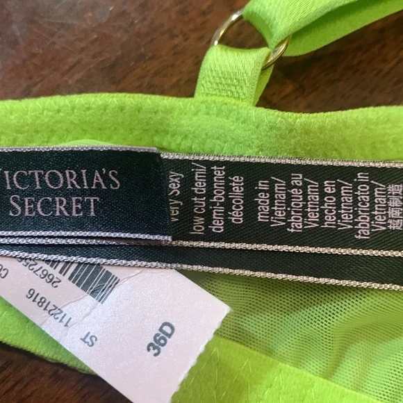 Absolutely stunning salad neon Victoria’s Secret 36 D lace sexy bra with lace
